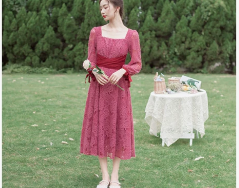 2020新款流行裙子法式复古方领收腰蕾丝中...