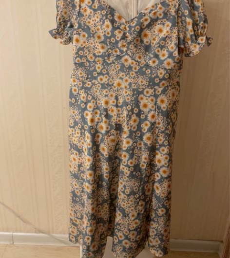 法式气质泡泡袖小雏菊连衣裙女春夏新款复古油...