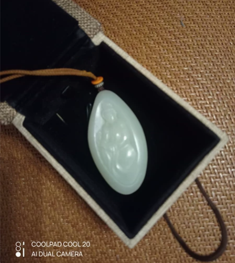 苏州玉雕工艺大师黄铭作品。和田玉挂件，雕工...