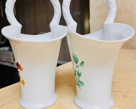 瓷花篮一对。高度22厘米，宽17.5厘米，...