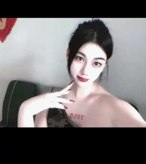 辣妹风宽斜边单肩带做旧迷彩图案腰部镂空显瘦...