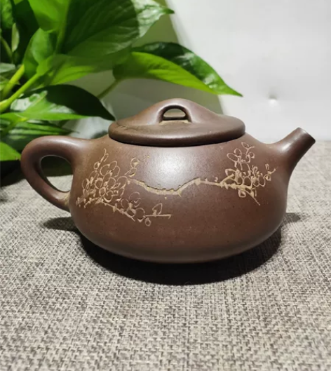 以前下乡时候收来的,“石飘”老紫砂壶一把,...