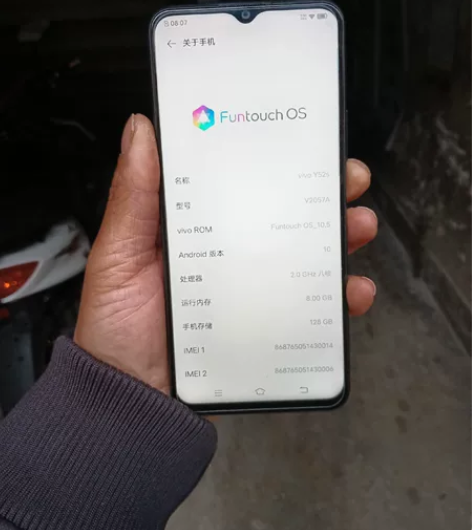 VⅰⅤ0手机，型号y52S，内存8+128...