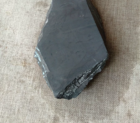 老麻子坑原石(端砚)石品:青花，石质滋润细...