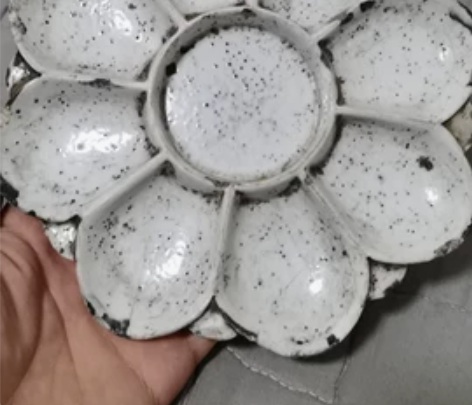 清代调色盘，有磕碰，器型规整，支钉烧造，包...