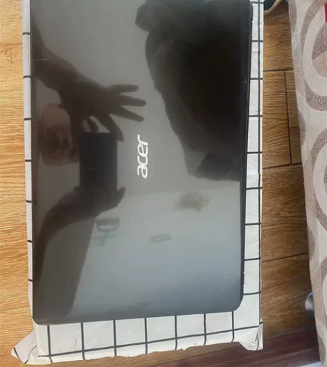 宏基笔记本电脑。电脑屏幕摩 正面膜一直都在...