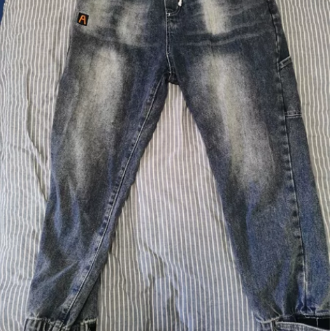 牛仔裤，宽松版，低裆适合腰围29到34 感...