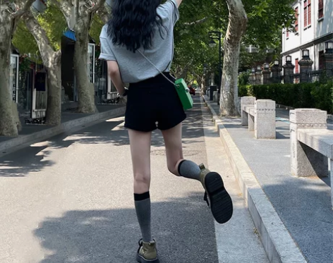 【狂暑季价】黑色高腰卷边牛仔短裤女夏季20...