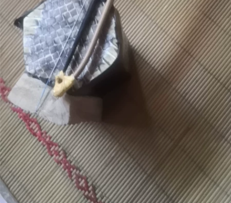 配置二胡红木杆子，很好的材质光这杆子就值了...