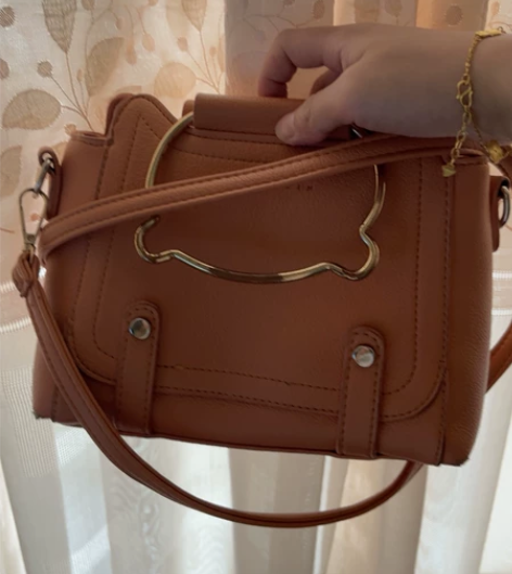 小手提包 皮质很软 五金有磨损 感兴趣的话...
