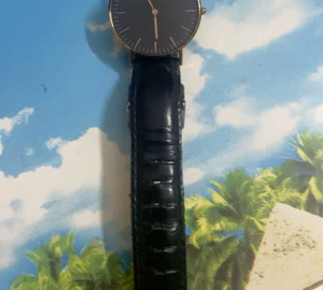 DW手表  电池没电了，表带有使用迹象，1...