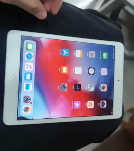 ipadmini2 32g  屏幕有漏液但...