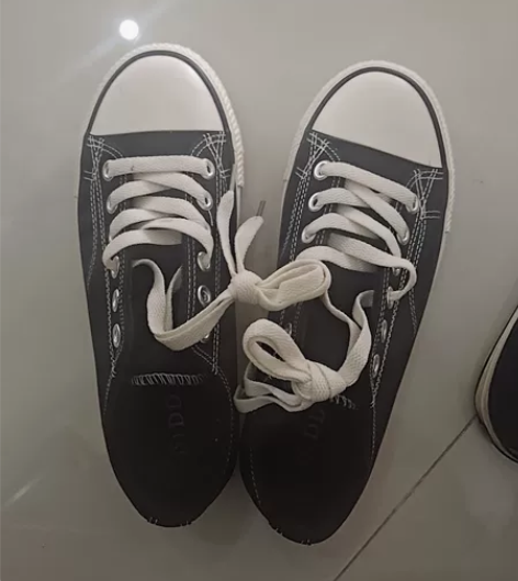 黑色加绒帆布鞋38码球鞋，去年买了一双忘记...