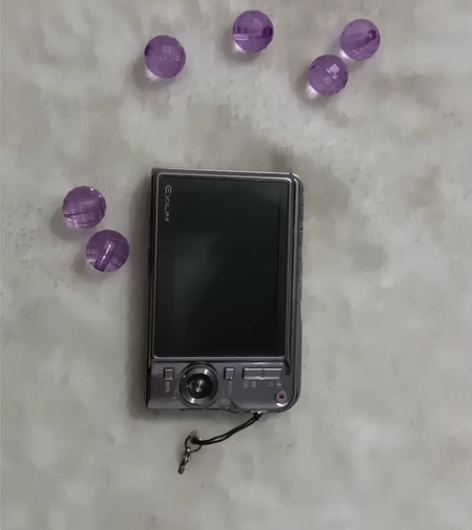 卡西欧N835。不开机,屏幕完好。镜头盖丢...