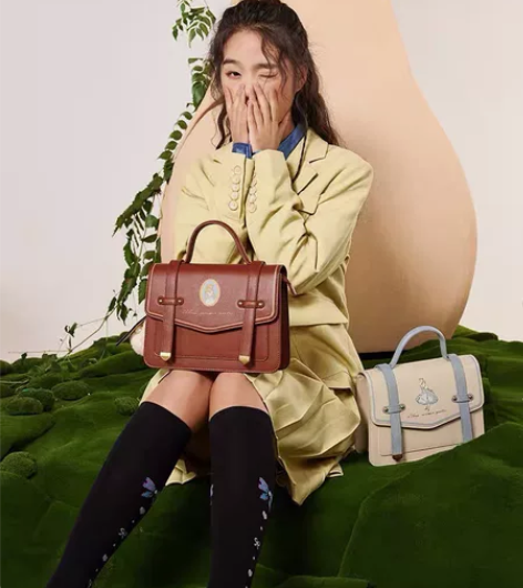 不莱玫迪士尼爱丽丝剑桥包送女友斜挎包送闺蜜...