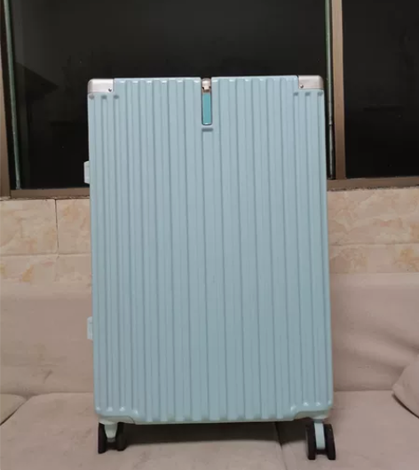 行李箱28寸，使用过一次，出去的时候，家里...