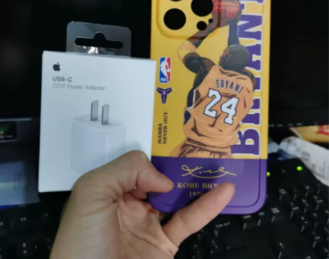 苹果原装充电头全新，一次没用过，送一个苹果...