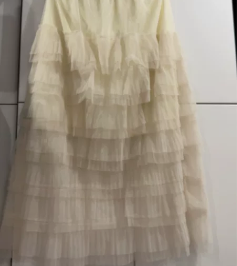 第一条米色半身蛋糕裙  松紧带有点松了 适...