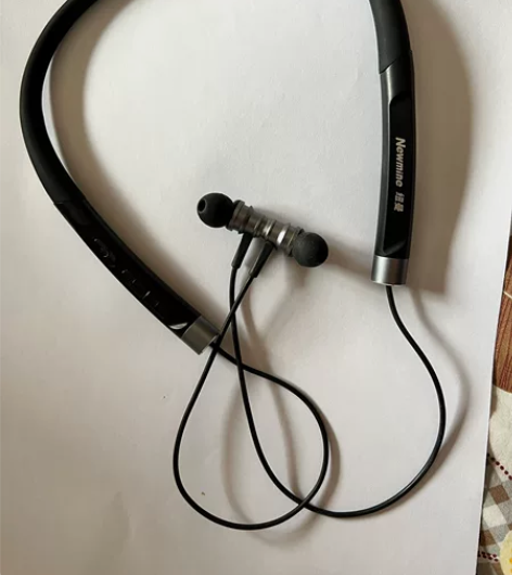 纽曼蓝牙运动耳机，有一点点划痕 感兴趣的话...