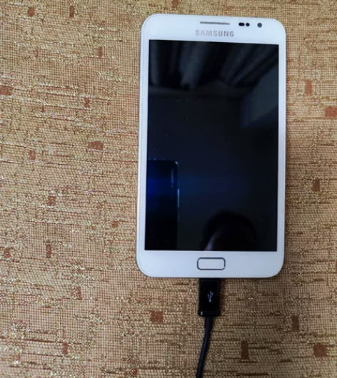 正品三星手机九成新,正常使用,无任何损坏,...