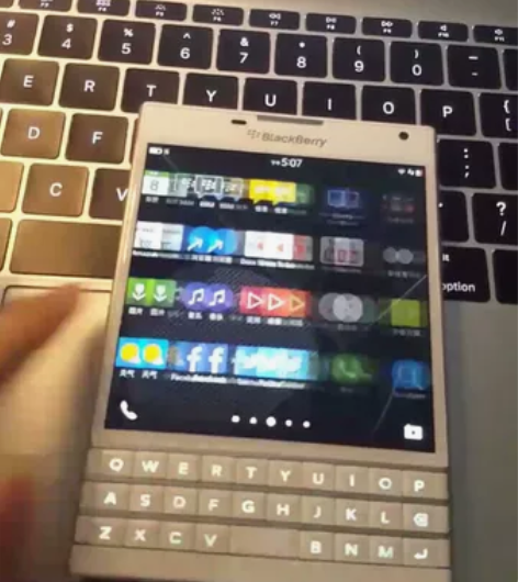 黑莓护照手机 （已出） 很好看的手机 感兴...