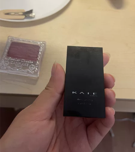 Kate眉粉，最深颜色用了一个小坑，其他颜...
