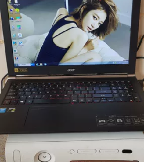 宏基暗影骑士游戏笔记本，红色背光键盘，功能...