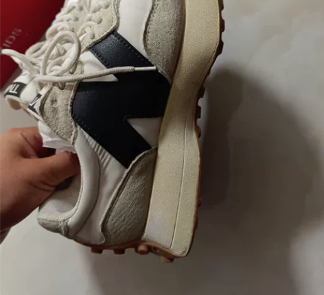 女士运动鞋，四季可穿。瑕疵最后一张，鞋边上...