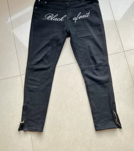 黑色潮流刺绣牛仔裤，标注3xl。微弹力，裤...