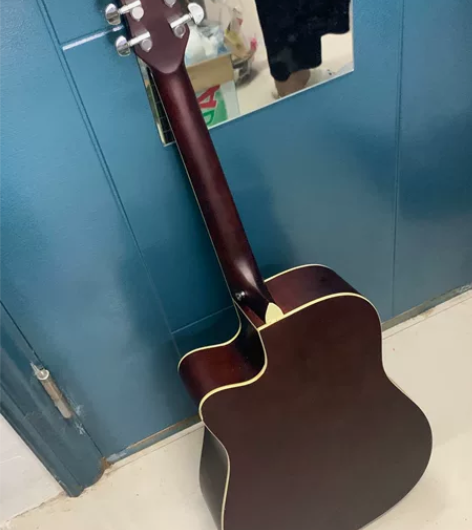 出吉他,加社团买的(现在不退了)没弹过几次...