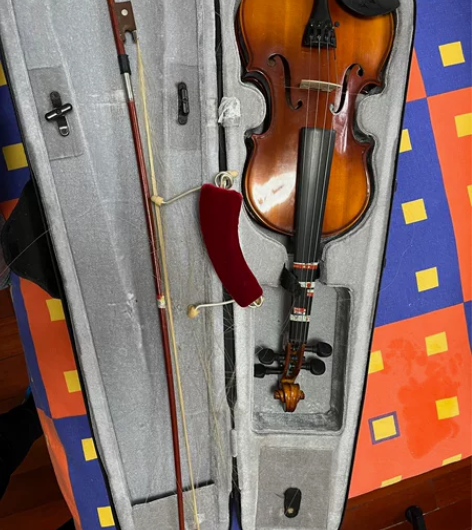 几乎全新的小提琴 只用了三次 带包装可小刀...