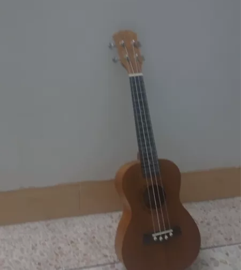 威伯尤克里里，当时一时兴起买的，结果就放在...