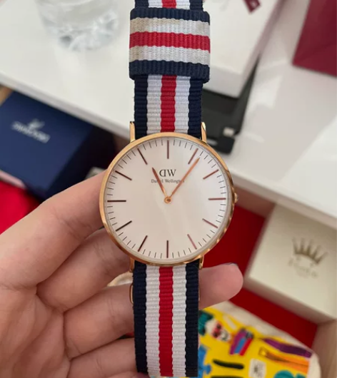 DW手表（已经没电了）200元 还有一根新...