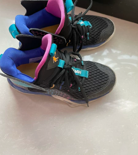 乔丹儿童篮球鞋36码未洗过，穿过四次，九新...