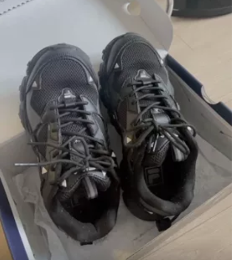 斐乐36码运动鞋。有点买小了。 穿过两次。...