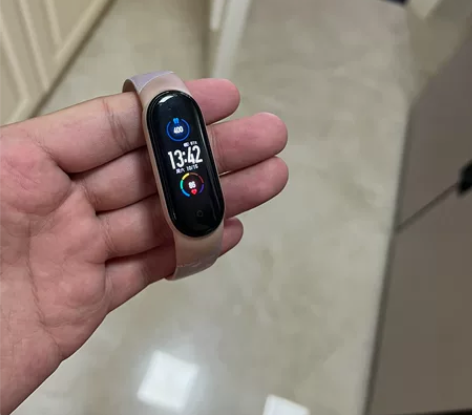 小米手环5,表盘外观几乎没明显使用痕迹。功...