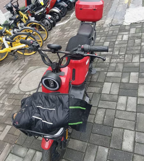 小牛电动证件齐全可以过户，看中的可以送货上...