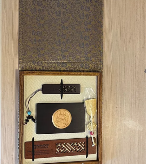 名木办公三件套，锦盒装。包含内容：吉羊如意...