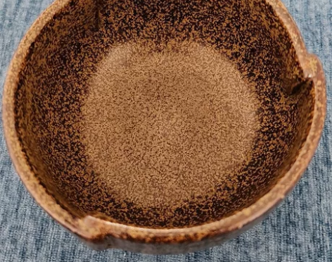 日本回流，茶叶沫釉抹茶碗，少见器型，底款春...