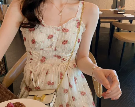 玫瑰庄园连衣裙l，内里是有分量的，肩带是纱...