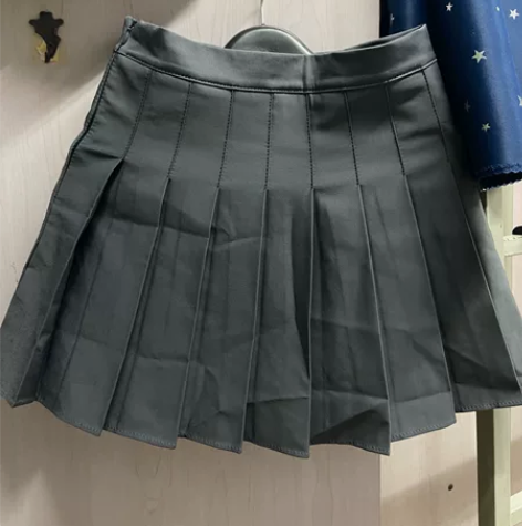 灰色百褶裙，全新 感兴趣的话点“我想要”和...