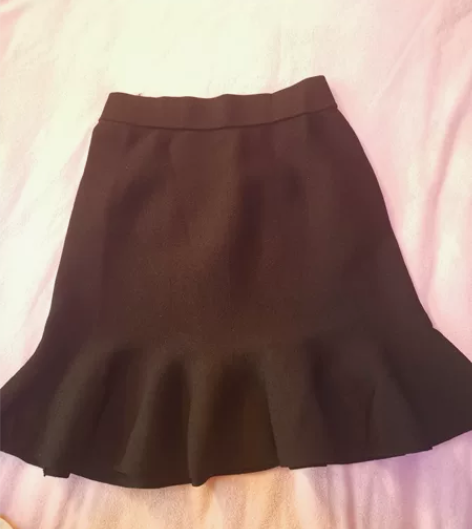 黑色半身短款鱼尾裙，弹性松紧，110斤以内...