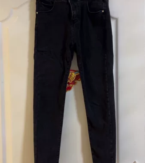 高腰三粒扣小黑裤，显瘦，显腿长 感兴趣的话...