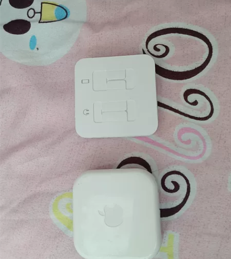 左边苹果耳机，右边其他耳机，均未拆封！ 感...