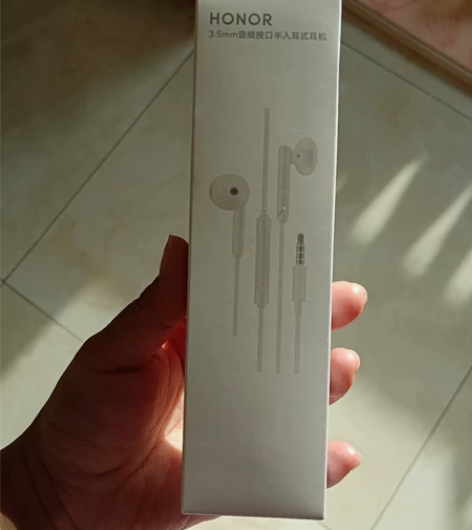 荣耀原装耳机 半入耳白色 原装，买手机送的...