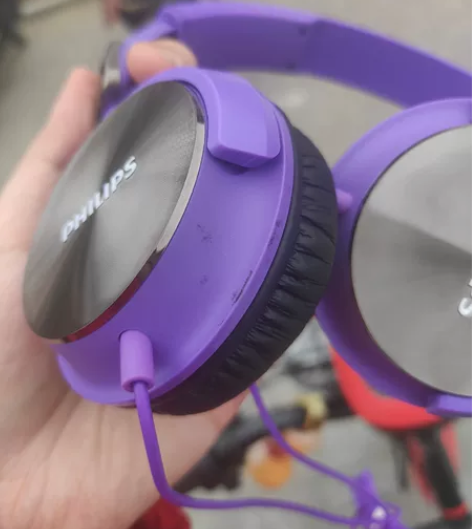 出99新飞利浦头戴式耳机，就戴了几天，音质...