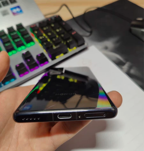 出荣耀v40，8+128。手机边框有磕碰和...