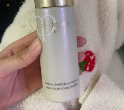 cpb日乳 有防晒功能 还有1/3 已经过...