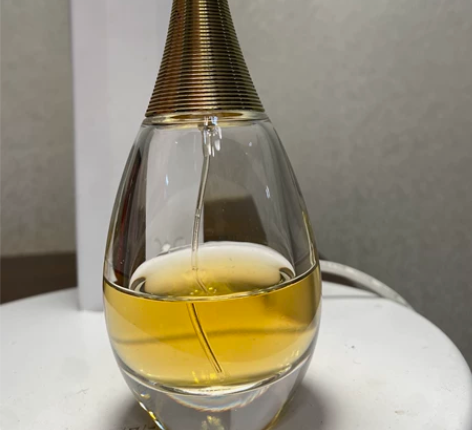 老款真我浓香香水50毫升，金属有些氧化痕迹...