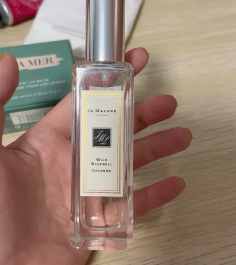 别人送的 平时实在不用香水 这个是小苍兰吧...